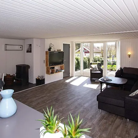 6 Person In Hemmet-by Traum