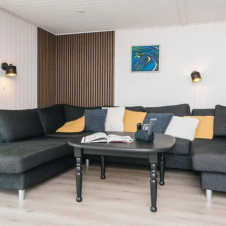 6 Person In Hemmet-by Traum