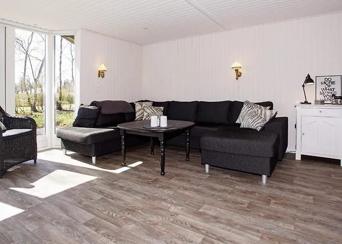 6 Person In Hemmet-by Traum *